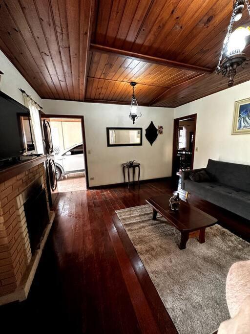 Casa Completa - Campos Do Jordaoヴィラ エクステリア 写真